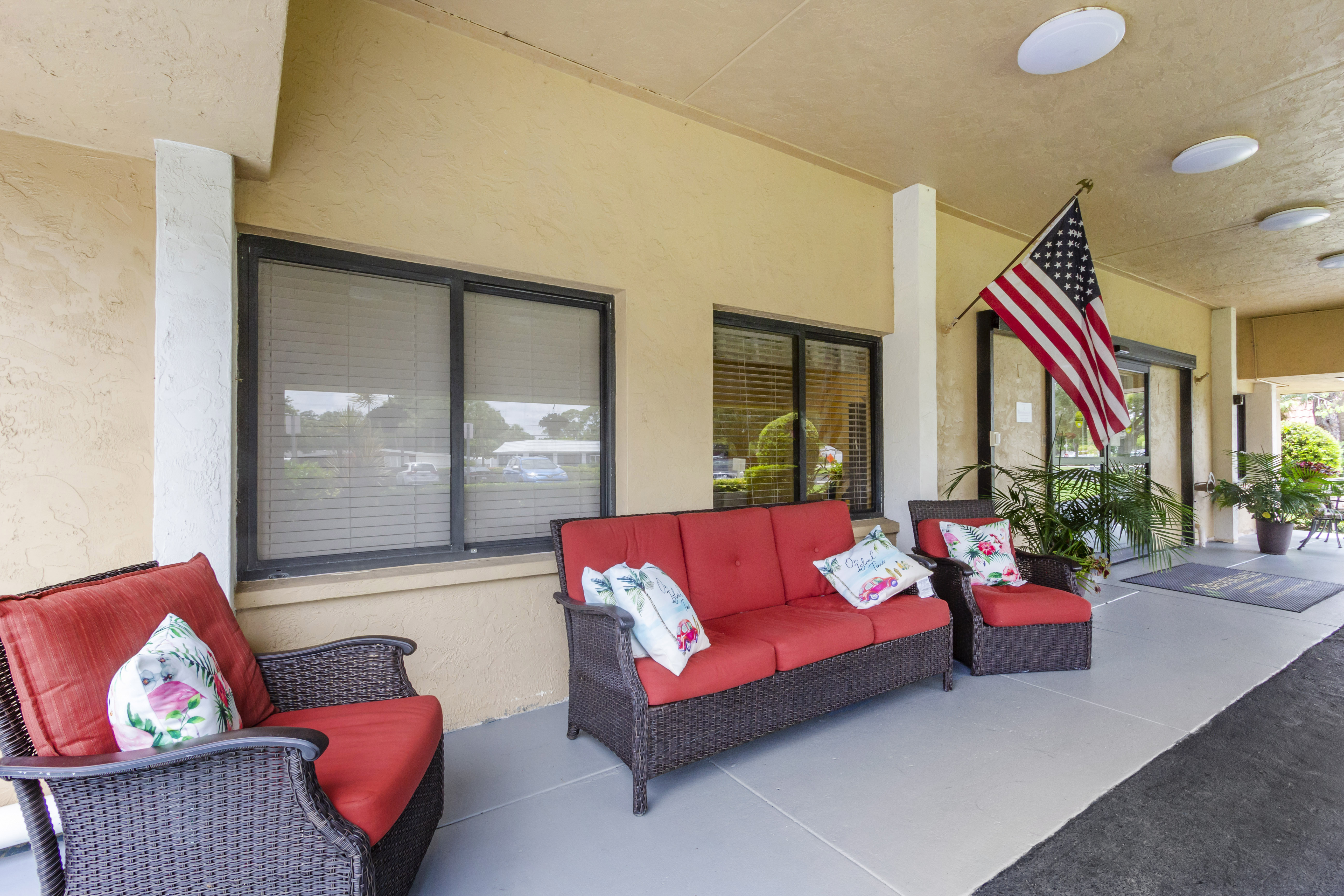 bradenton-gardens-front-porch