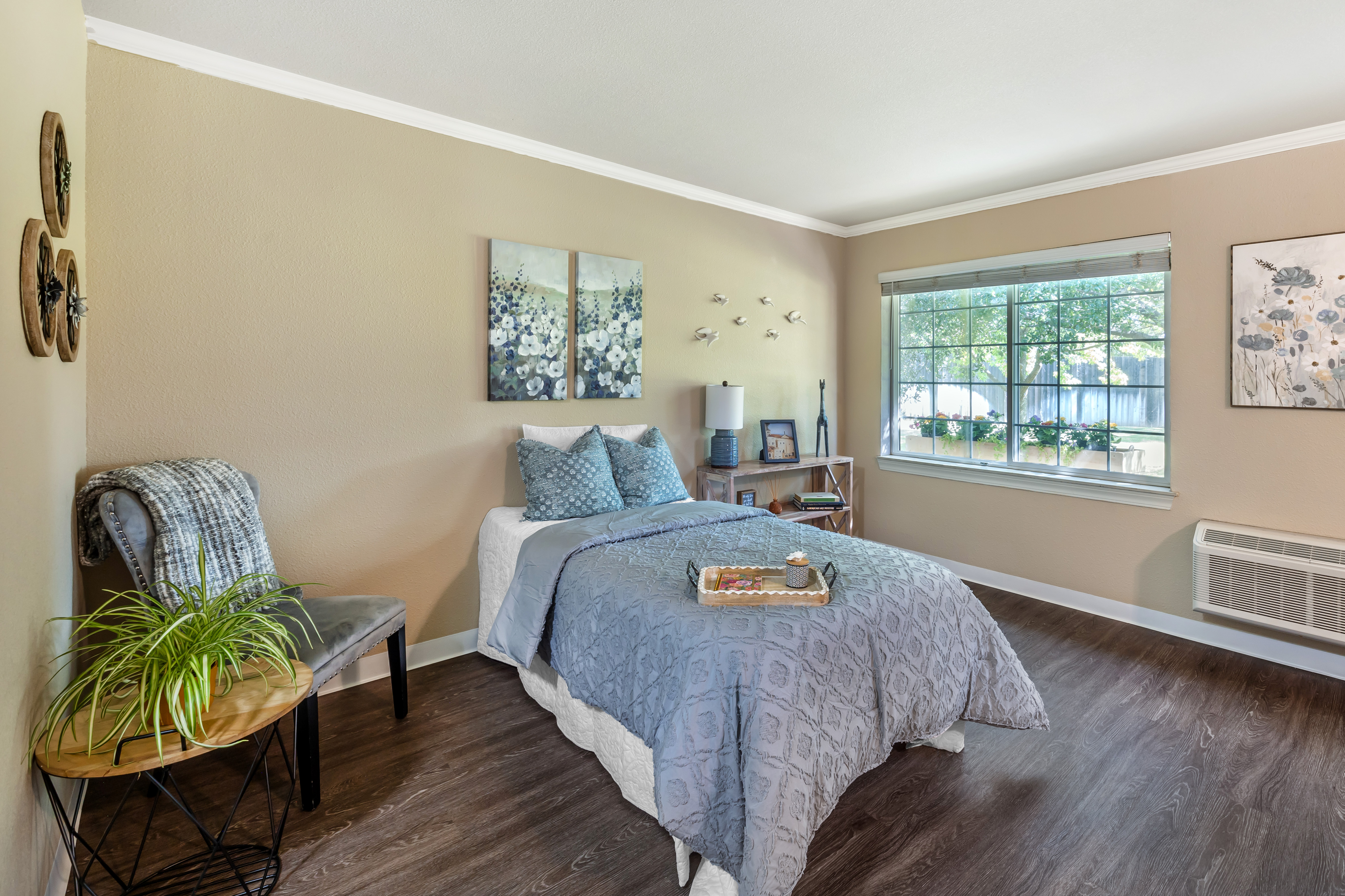 kettleman-lane-apartment-bedroom