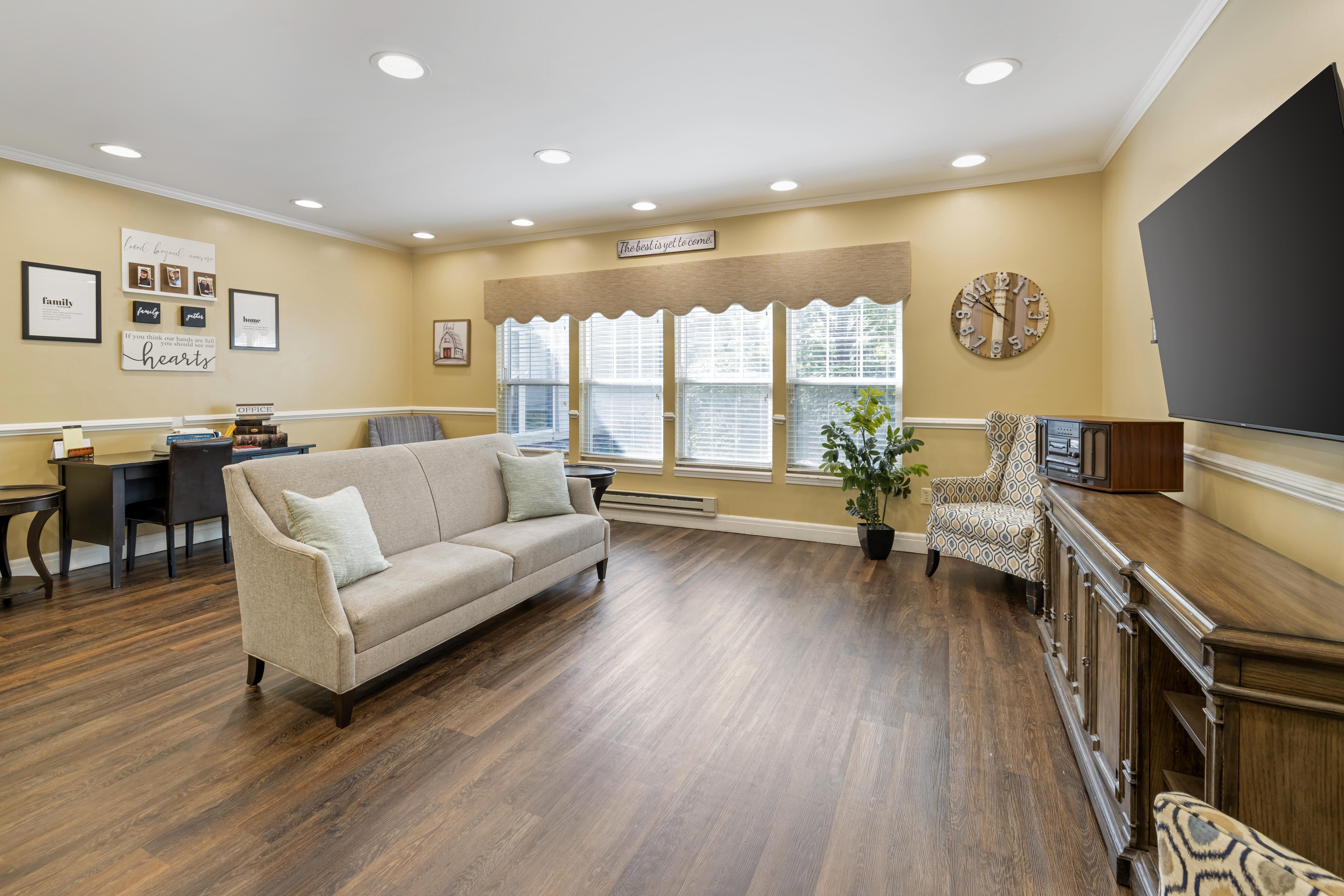1-leawood-state-line-community-living-room