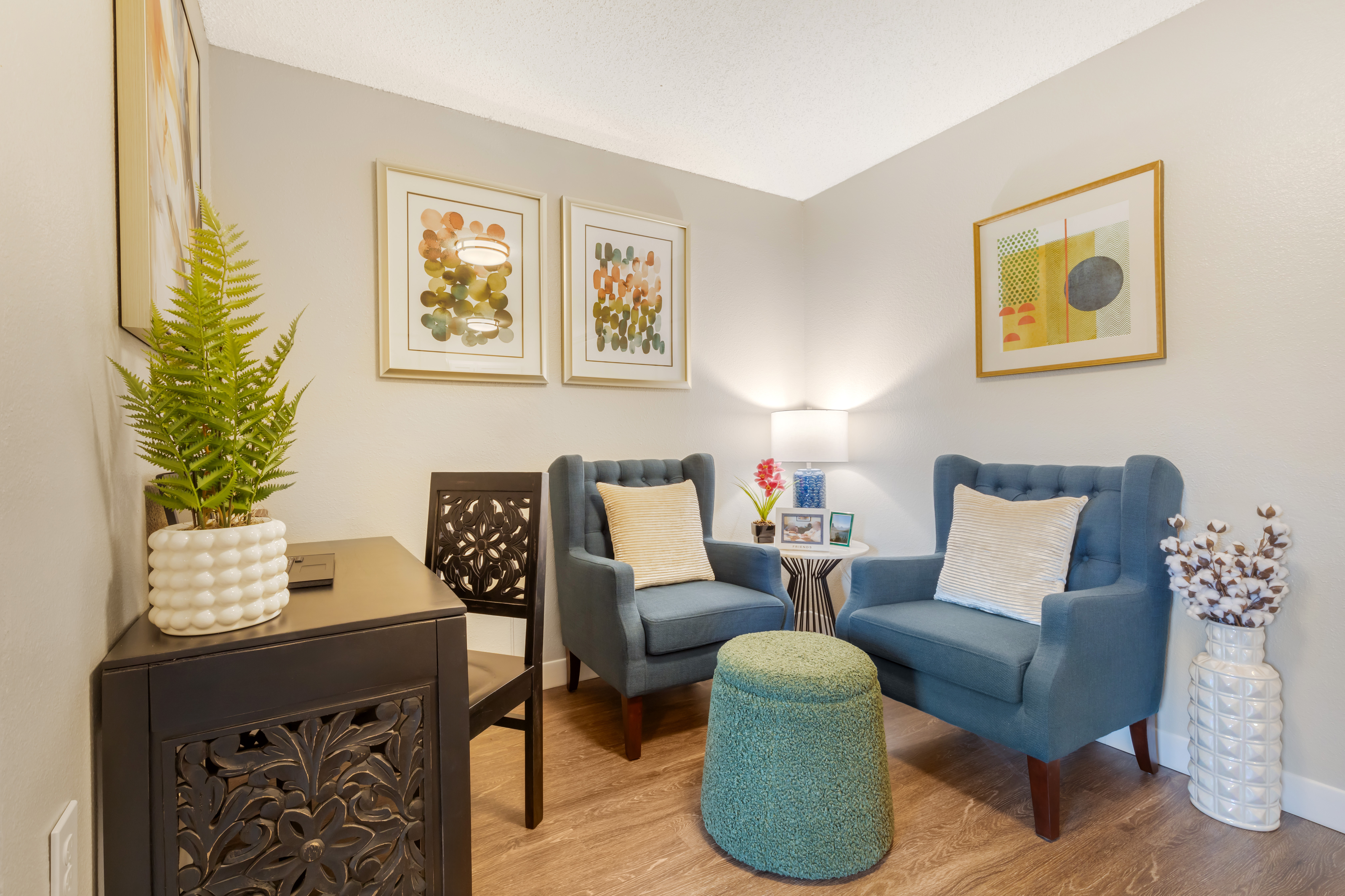 midwestern-apartment-living-room