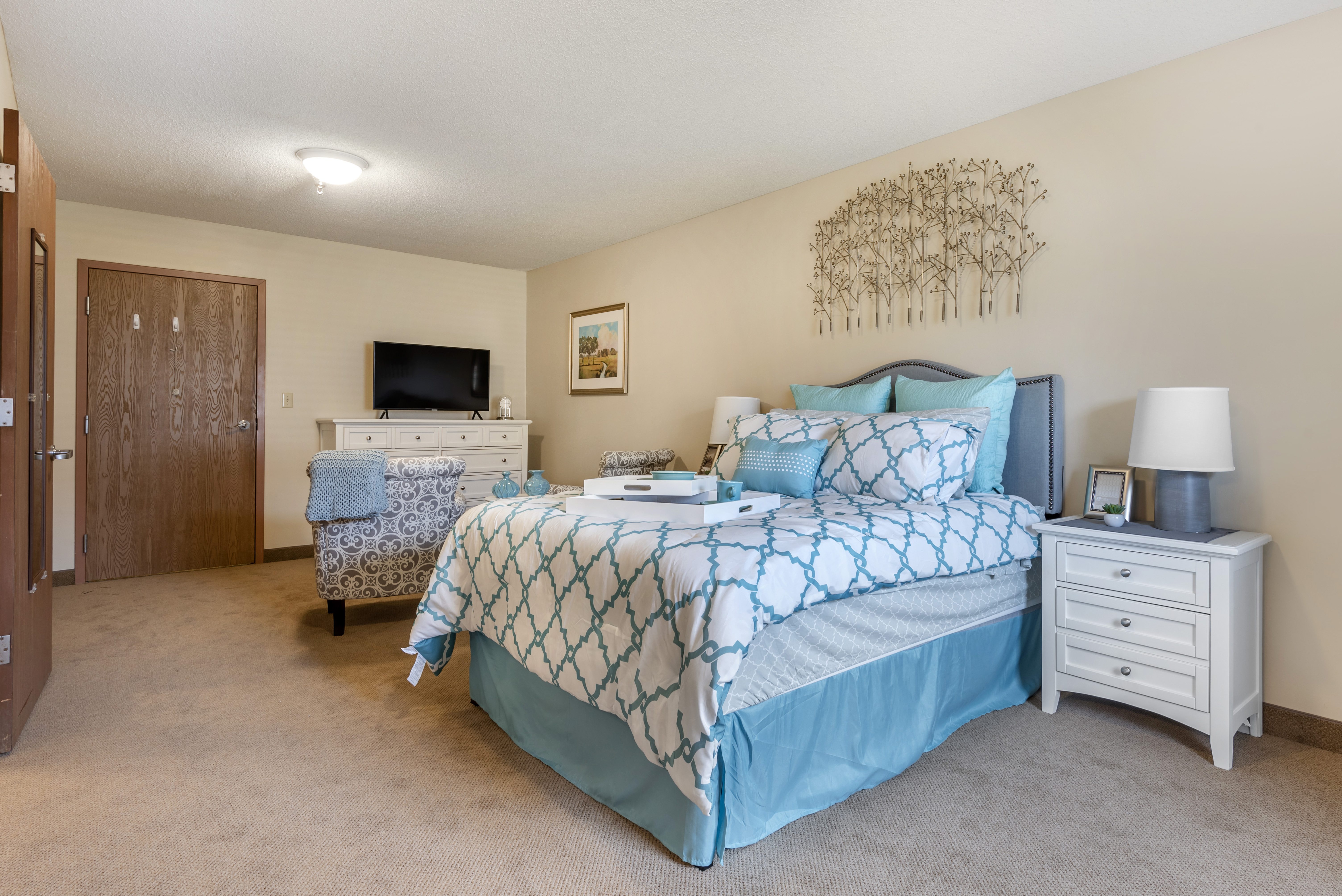 3-painted-post-apartment-bedroom